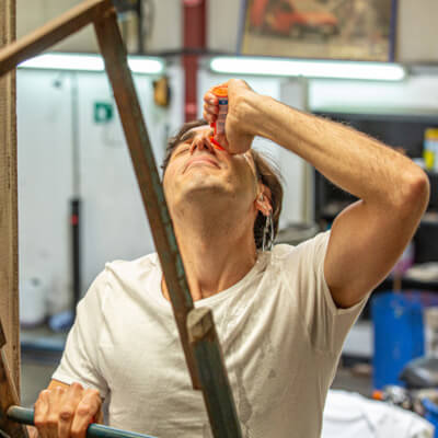 hombre utilizando lavaojos Diphoterine